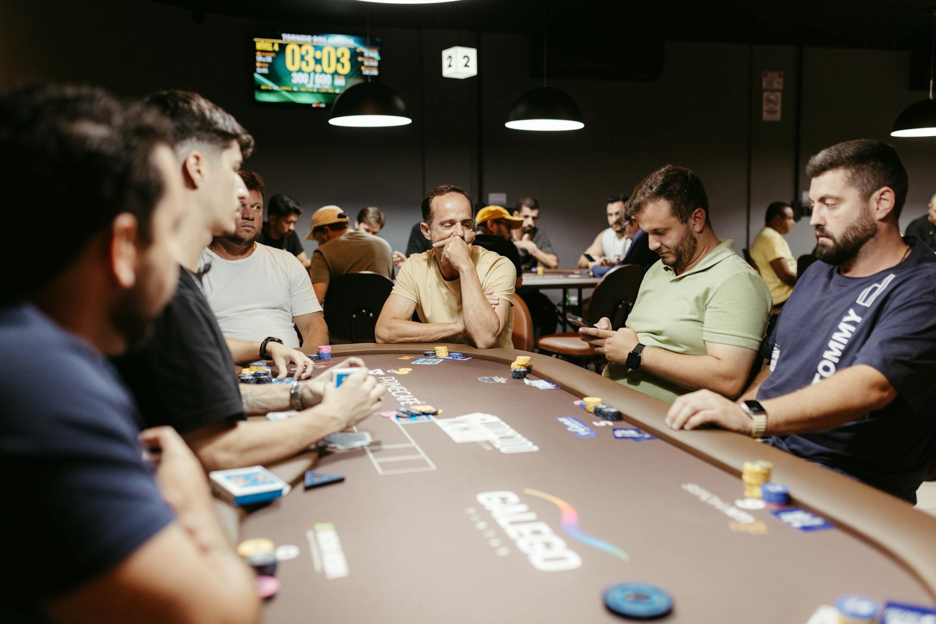 Hình ảnh bàn baccarat live minh họa yếu tố minh bạch khi người chơi có thể quan sát quá trình chia bài.